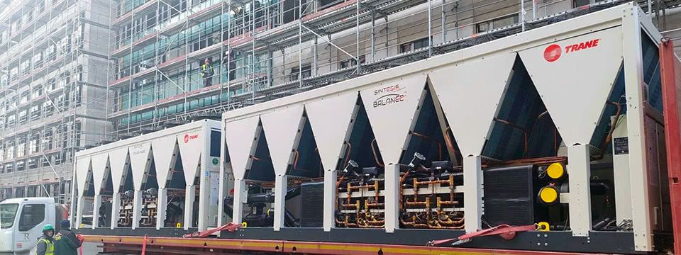 As unidades CMAF de tubagens múltiplas proporcionam refrigeração e aquecimento simultâneos e energeticamente eficientes para um novo centro de ensino